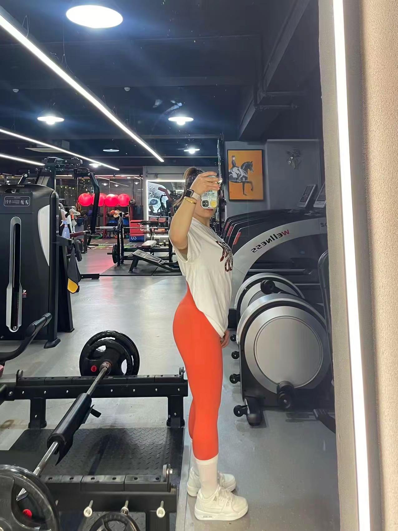 臀部训练爱撸铁的小姐姐健身女孩的日常健身穿搭<!--{i...