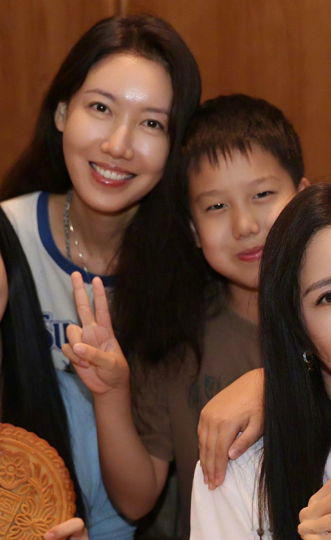 #高露儿子近照##高露儿子9岁近照#高露儿子9岁近照，和妈妈一模一样​
