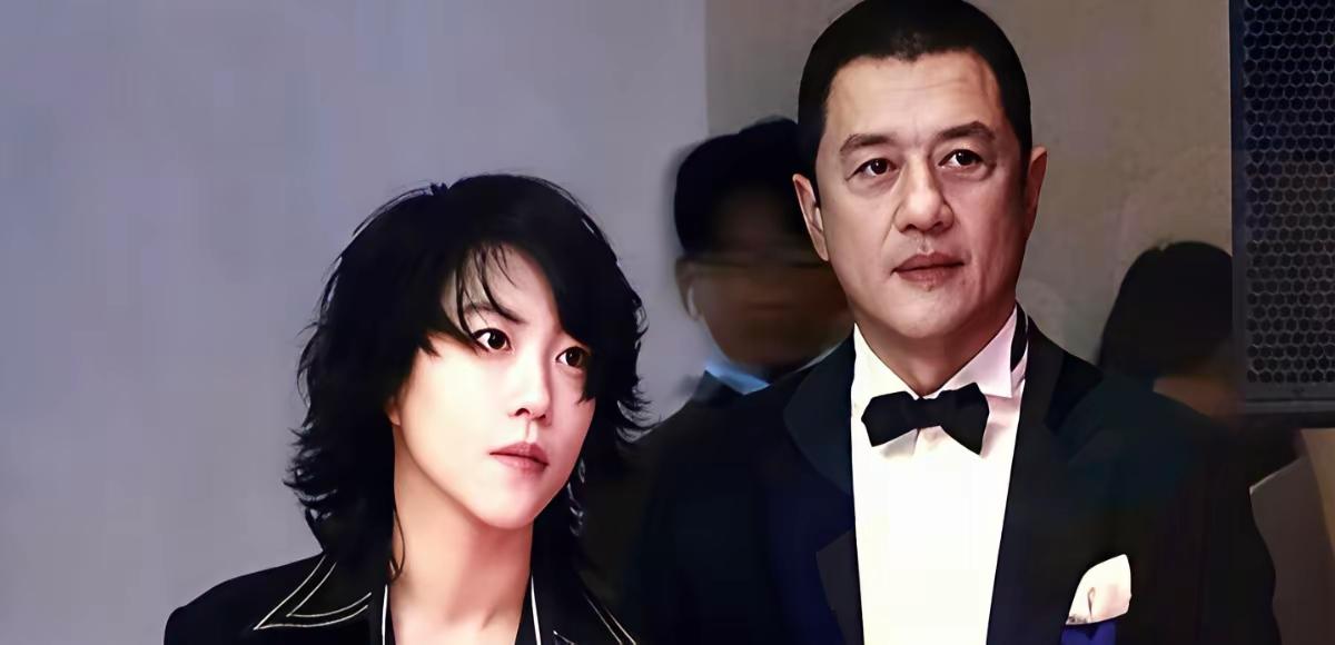 李亚鹏欠着四千万，却在草莓音乐节后台给窦靖童扯衣领子——那动作熟得像练过千百遍，