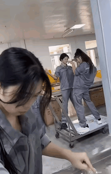 这种厂是黑厂吗？怎么这么多美女？还在跳舞[爱心][爱心][爱心][爱心][舔屏