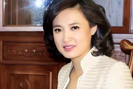 桑晨长相标致，这才是央视里最有气质的一个女主持人，什么李红、董卿都没有她漂亮。