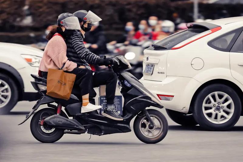 电动自行车新国标2019年4月15日实施，对整个产业链影响深远。生产企业首当其