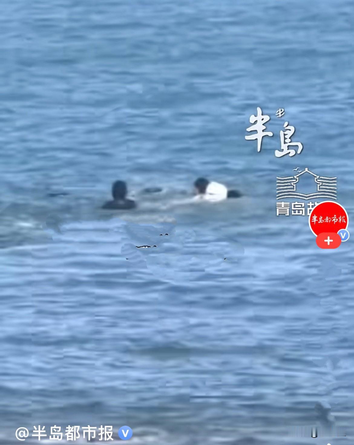 近日，青岛花石楼附近海域，两名外地游客在礁石上游玩，没留意海水快速涨潮，返程的路
