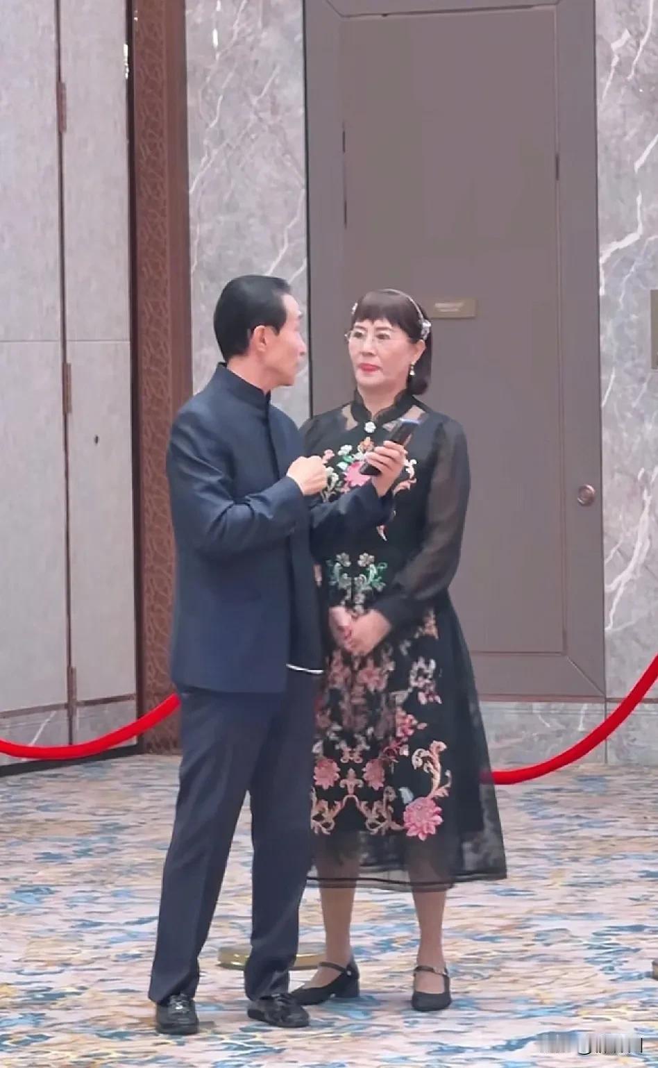 巩汉林67岁，妻子金珠比他小10岁，今年57岁，巩汉林穿上中山装，看着挺精神的，