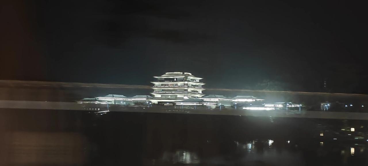 有附近的从化街坊知道是什么地方吗？晚上回广州，路过从化温泉，流溪河边有一座建筑