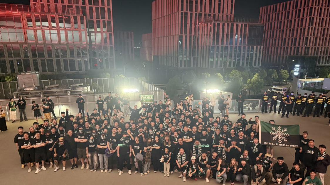击败上海海港后，北京国安的知名球迷组织御林军在浦东足球场留下了这样一张合影。本场