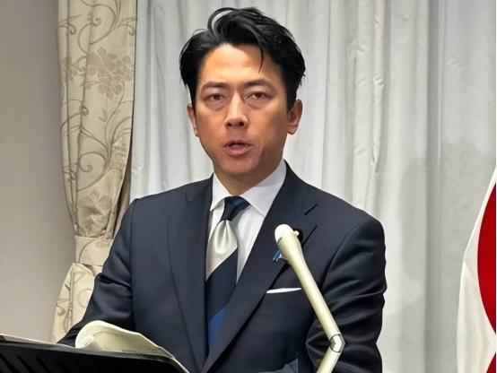 很气愤，日本喊话中国了！就在28日，正在韩国访问的日本防卫大臣小泉进次郎就中俄军