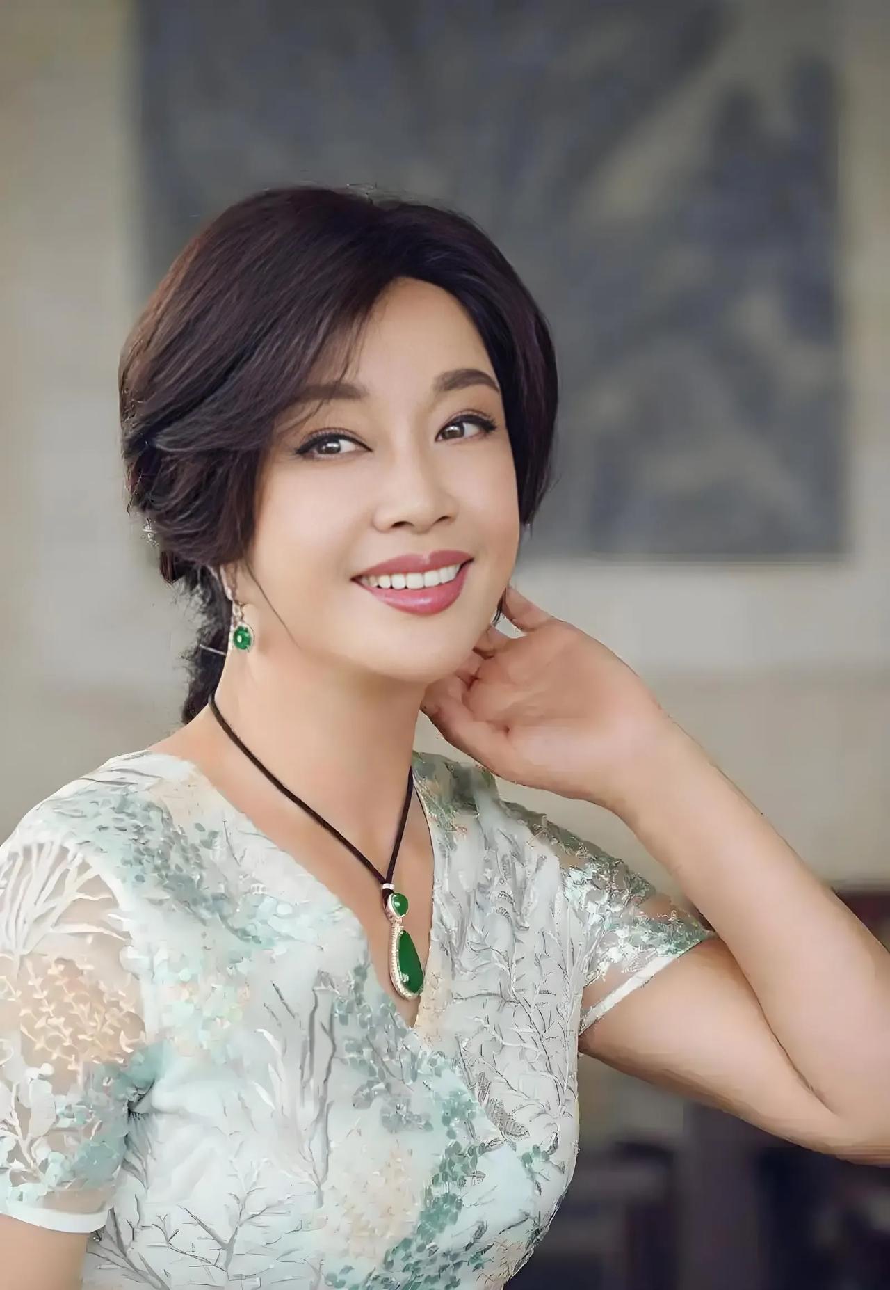 刘晓庆和陈国军离婚27年后，当两个人再聚首的时候，陈国军眼中含泪对着刘晓庆和全国