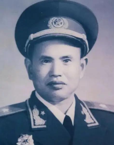 1938年，八路军打退日军进攻后，营长王耀南突然下达了一个奇怪的命令："大家快冲