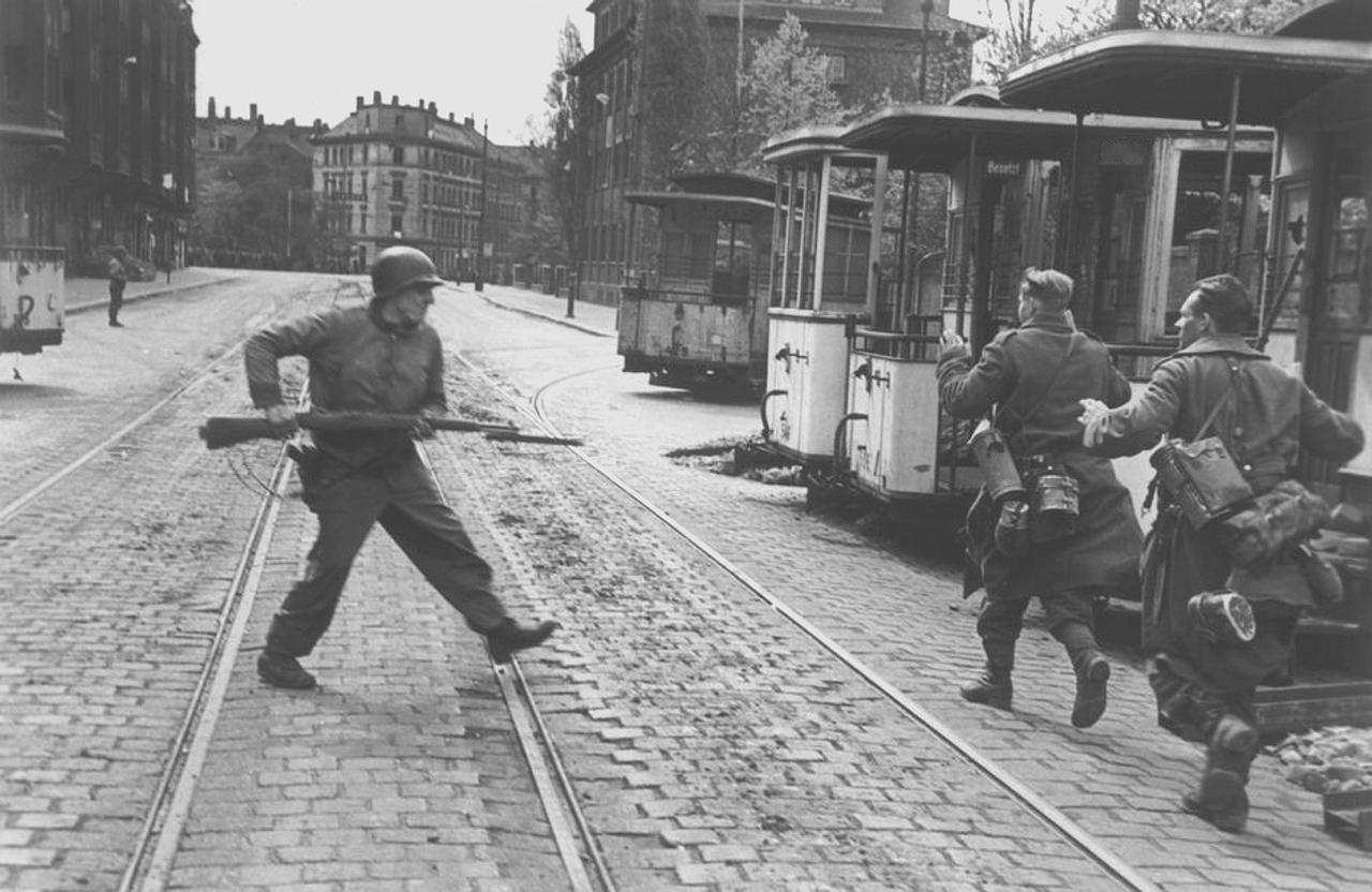 [呲牙笑]1945年4月18日，德国，莱比锡市区。美军第二步兵师的士兵正在驱赶几