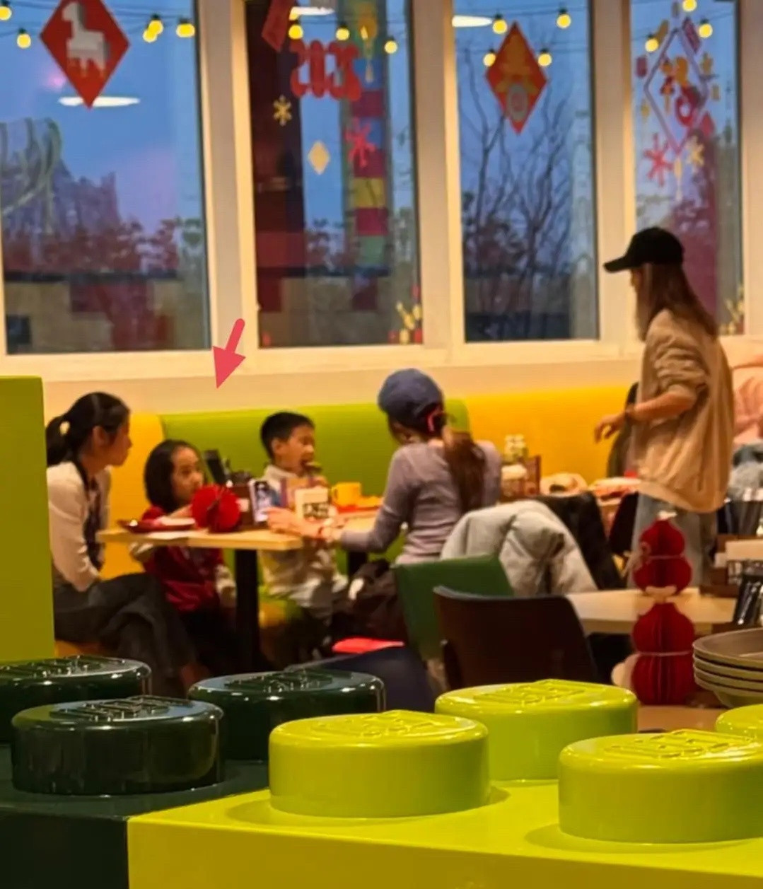 应采儿带5岁小儿子到上海乐高乐园玩，他的儿子留着长发，长相有点奇怪，看起来又老又