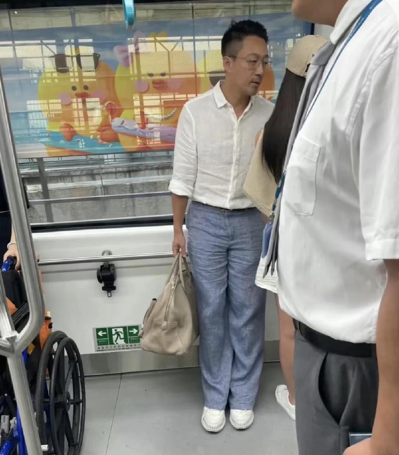汪小菲这一身干净清爽的穿搭Look，还有点儒雅气质，就是白衬衫和裤子都皱巴巴的。