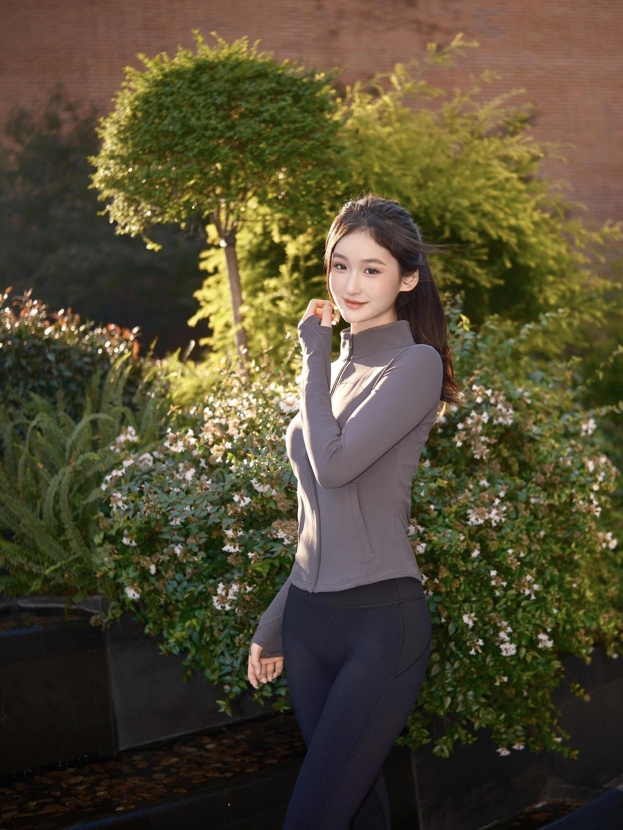 今天是瑜伽甜妹今天瑜伽垫上主打一个“甜而不腻”！扎着高马尾，穿件奶fufu的运