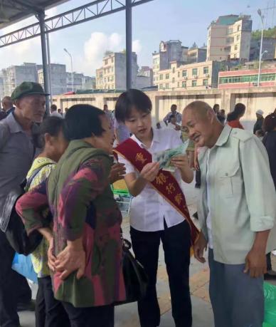 重庆一女子大半夜发现银行卡被刷爆，四万存款异地凭空消失，她不报警不挂失，冲进超市