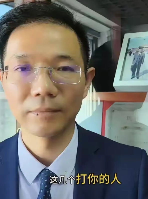 从现有公开信息看，四名殴打李圣律师的被告身份尚未被完整披露，但已确认存在以下关键