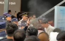 深圳一楼盘遭哄抢，保安喷刺激性液体说白了，深圳龙华幸福城臻园开盘上演抢房大战