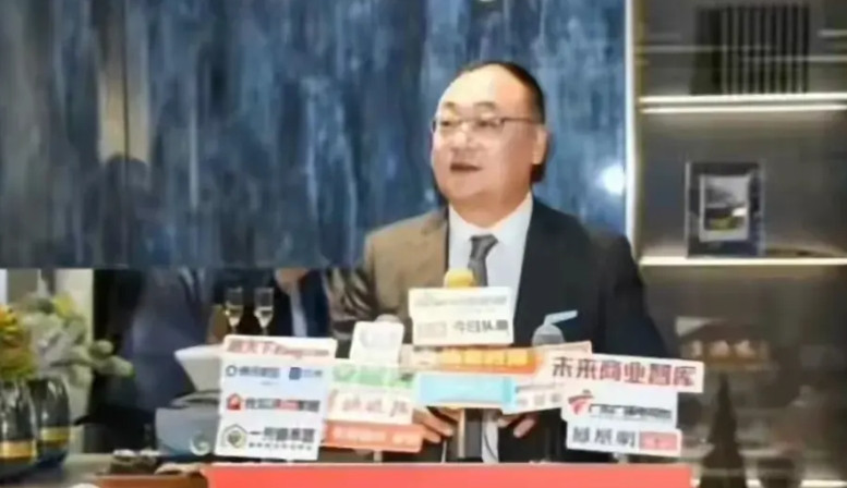 靓家居老板曾玉周先生跳楼了。长期的重压之下，死亡好像成了解脱。我们看到他