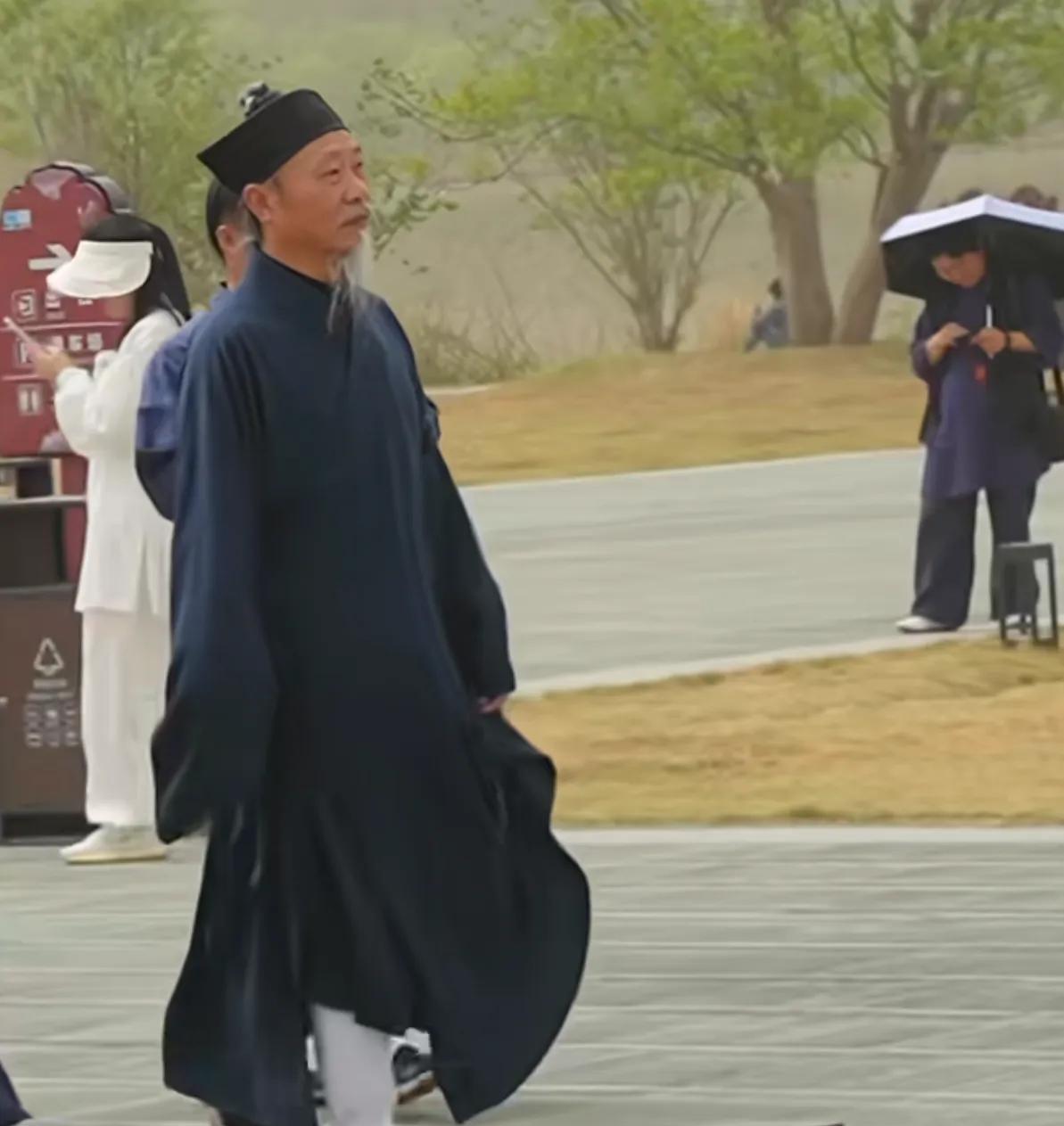 武当掌门钟云龙，绝对是个有真本事的人！当年有人上山踢馆，恰好钟云龙在午睡。被打