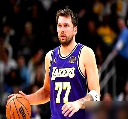 NBA季后赛首秀，有人拿了42分。历史第一。这人叫东契奇。...