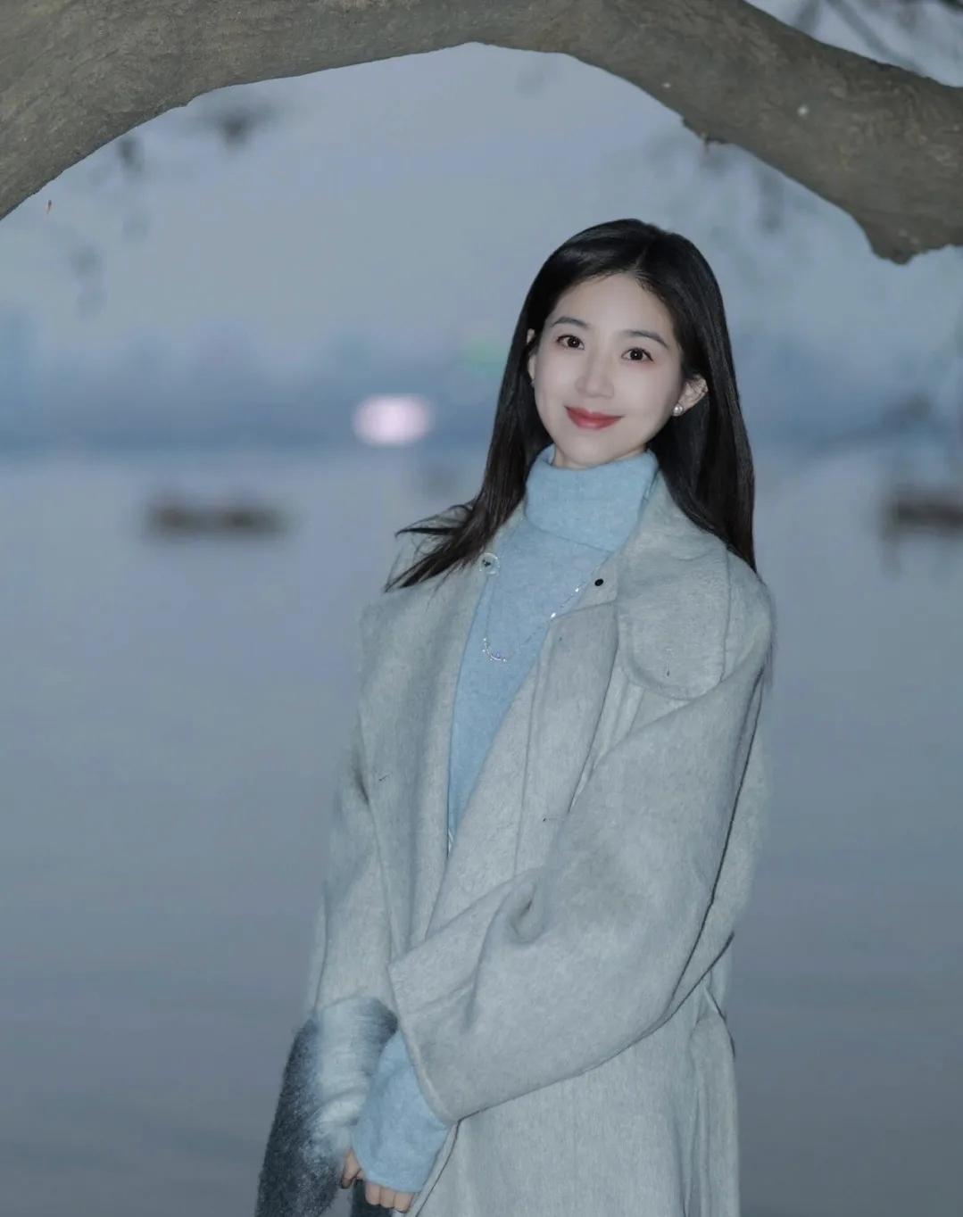 湖风裹着雾蓝的温柔，把远山的轮廓揉进暮色里，连衣角都沾了三分水色的软。