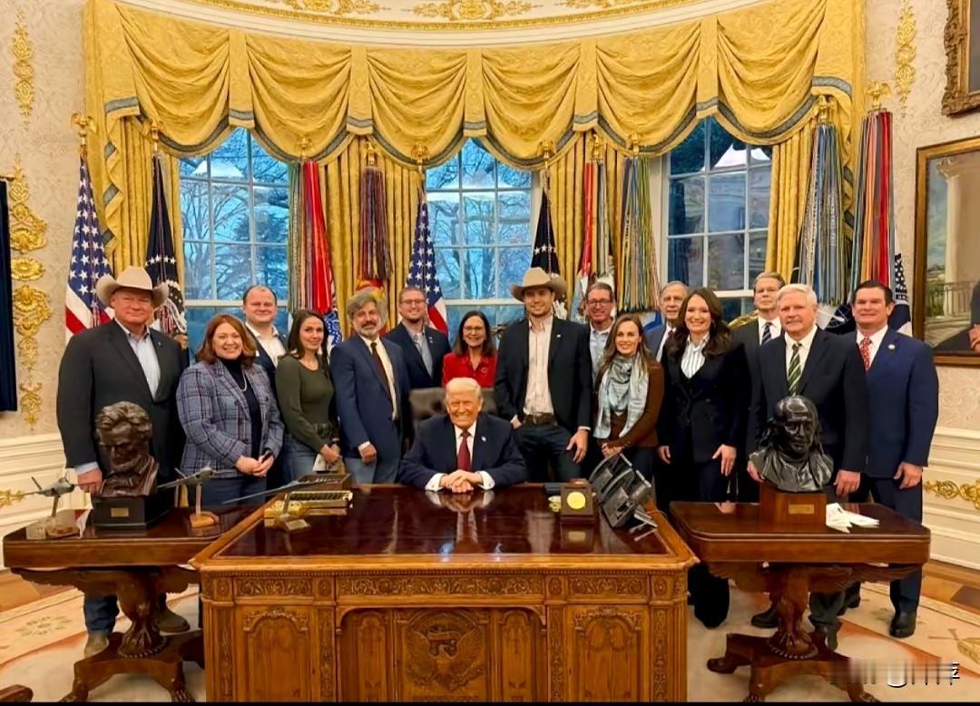 美国总统特朗普就是一个为自己为中心自私自利的人，你看他和那么多人合影，他都是自己