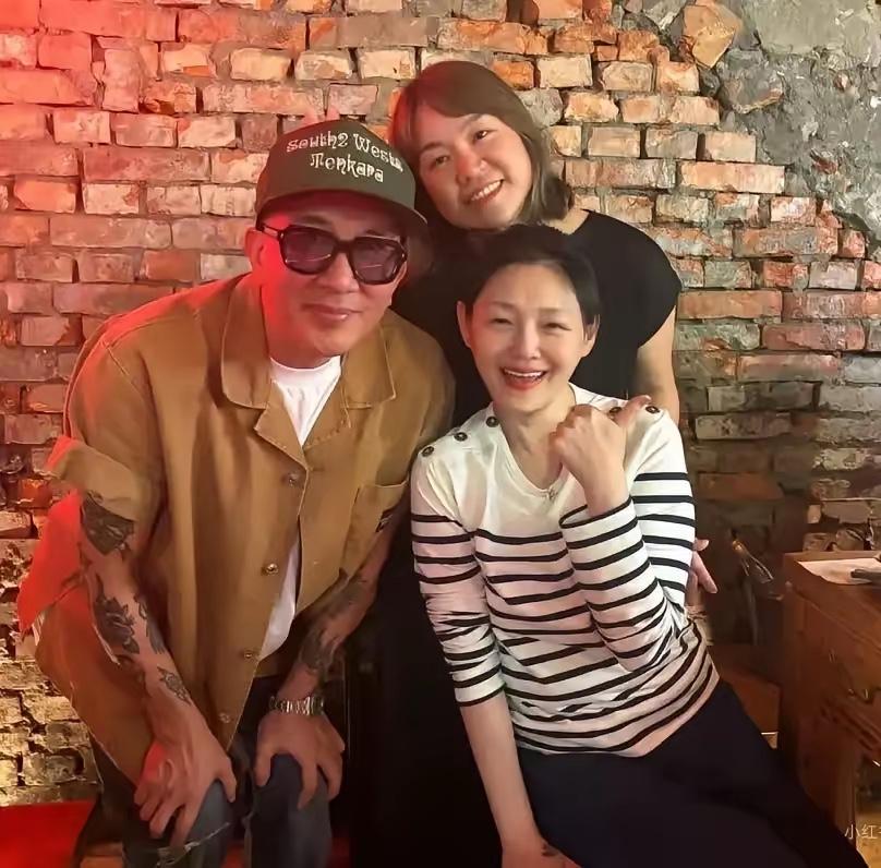 我并不认同她的做法，作为孩子的妈妈，她很快就找了外国人结婚，对孩子造成的影响也很