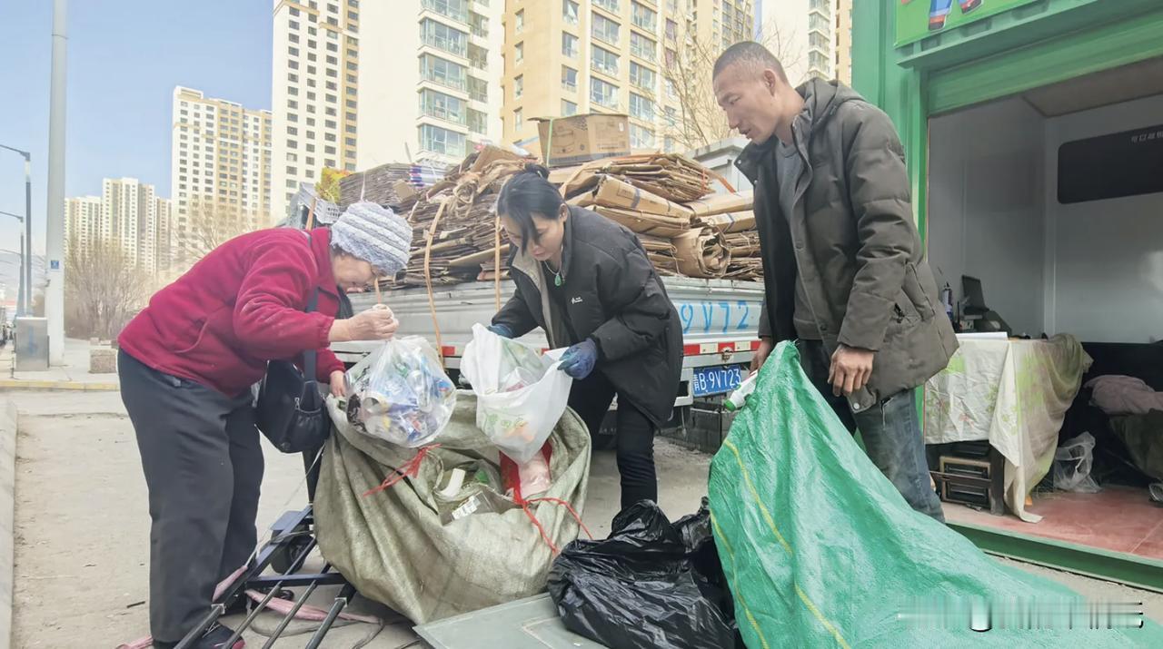 西宁设立20个便民废旧物品交投点，旧物变现当场给钱！家里的纸盒子、塑料瓶、旧