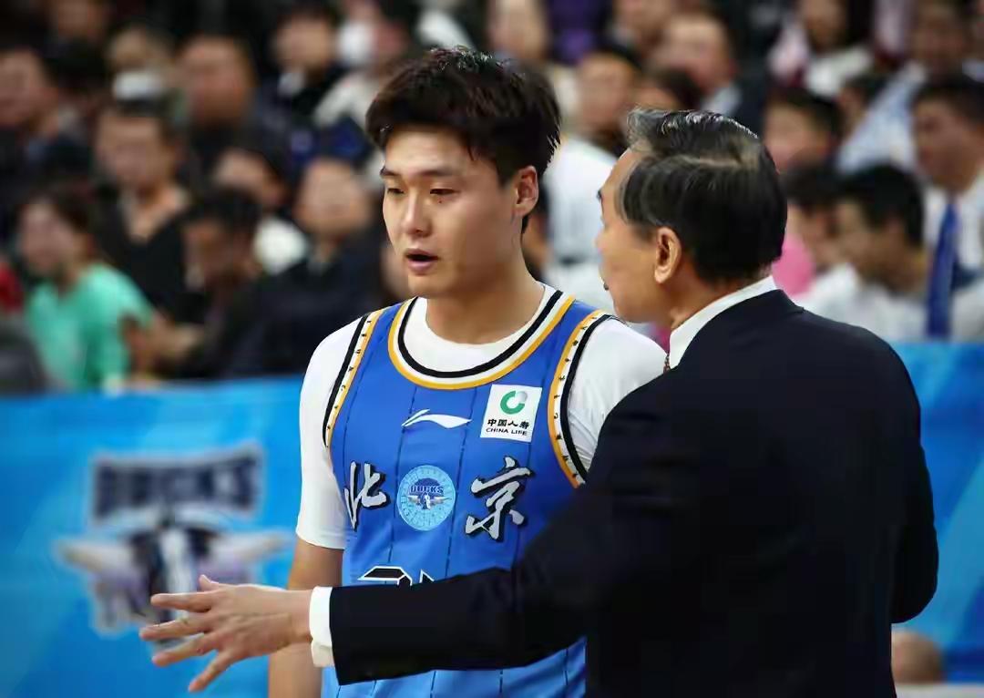赵睿这毛病必须得改一改呀？在宏远被广东球迷批评，在新疆男篮被新疆球迷批评，这回来