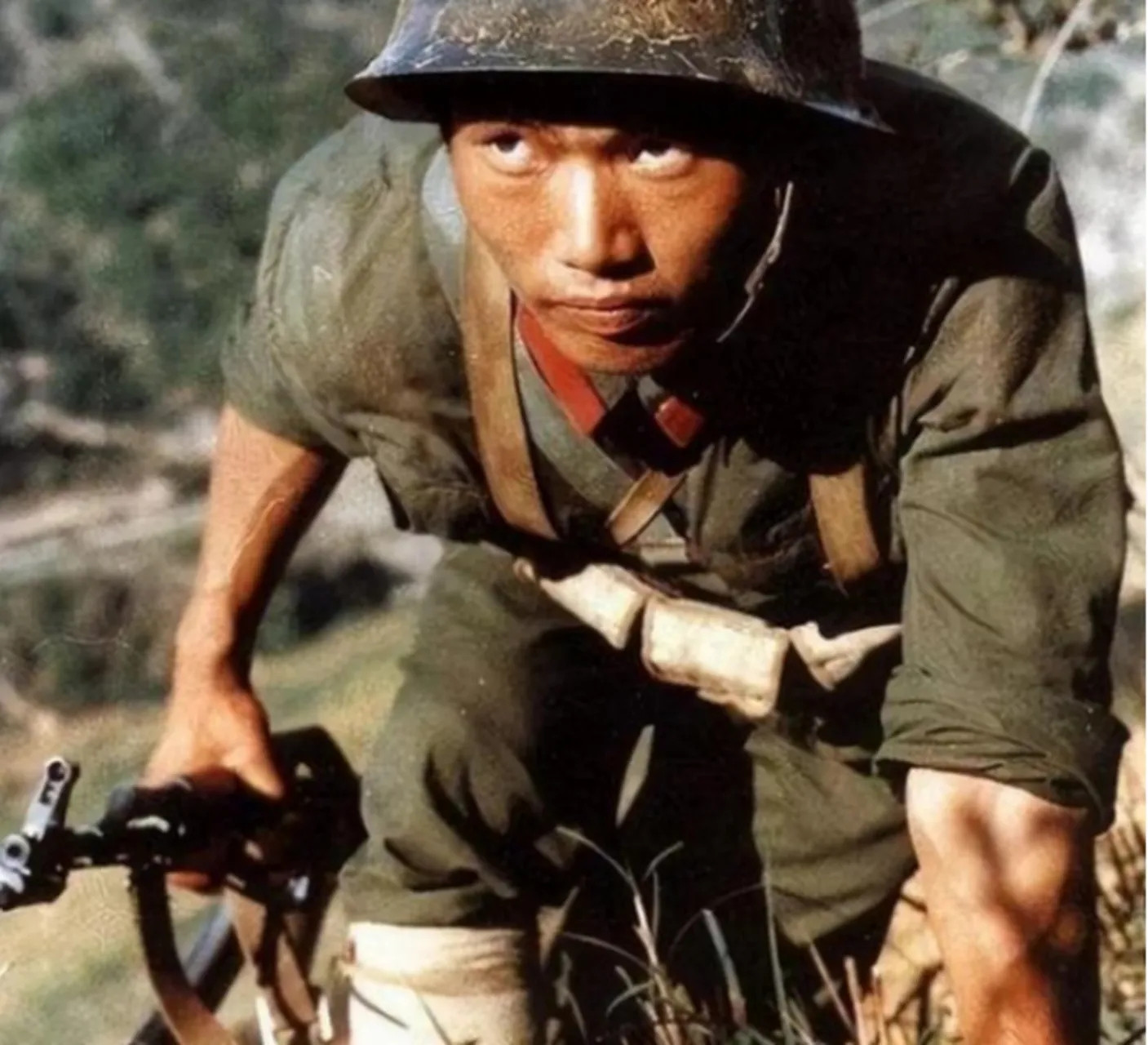 1984年，22岁的战士陈洪远掉队失联，误闯入一个山洞，发现全是越军女兵！他慌忙