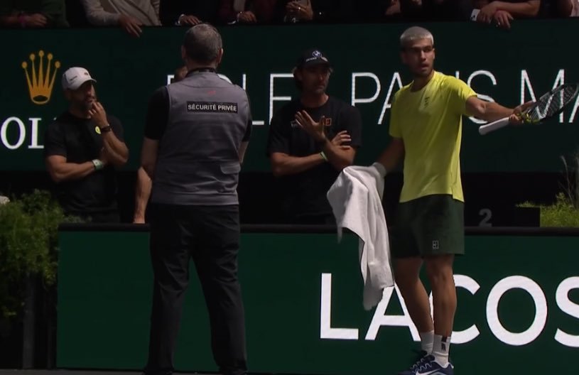 在阿尔卡拉斯输给诺里的决胜盘比赛中,阿卡对场边的费雷罗抱怨道自己的正手感觉很差。