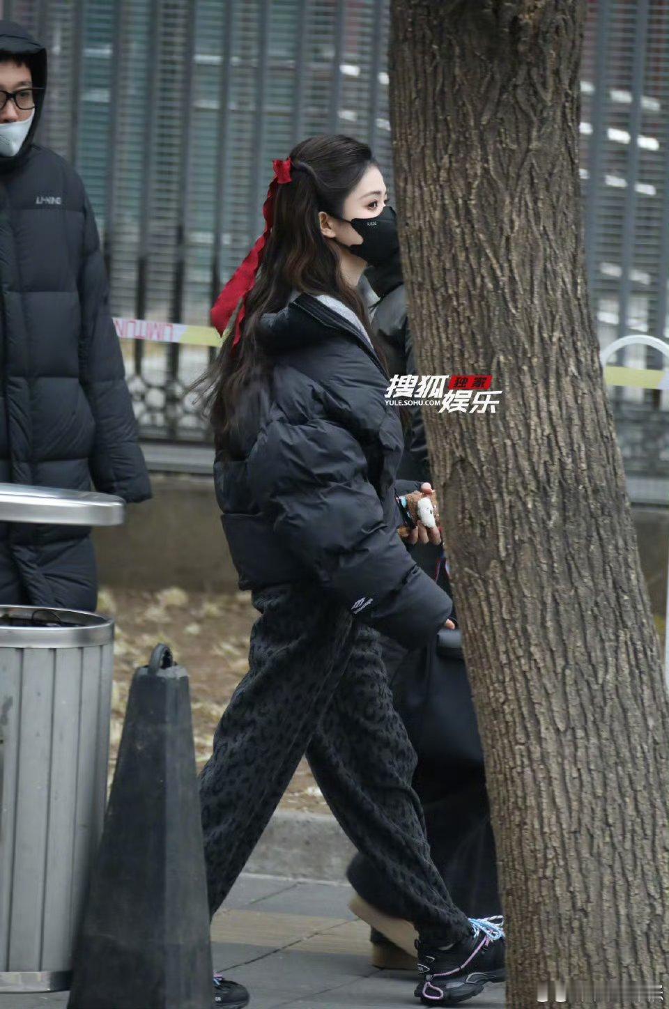 白鹿春晚联排公主头造型已经开始期待到时候在镜头前会怎样让我们惊艳了。