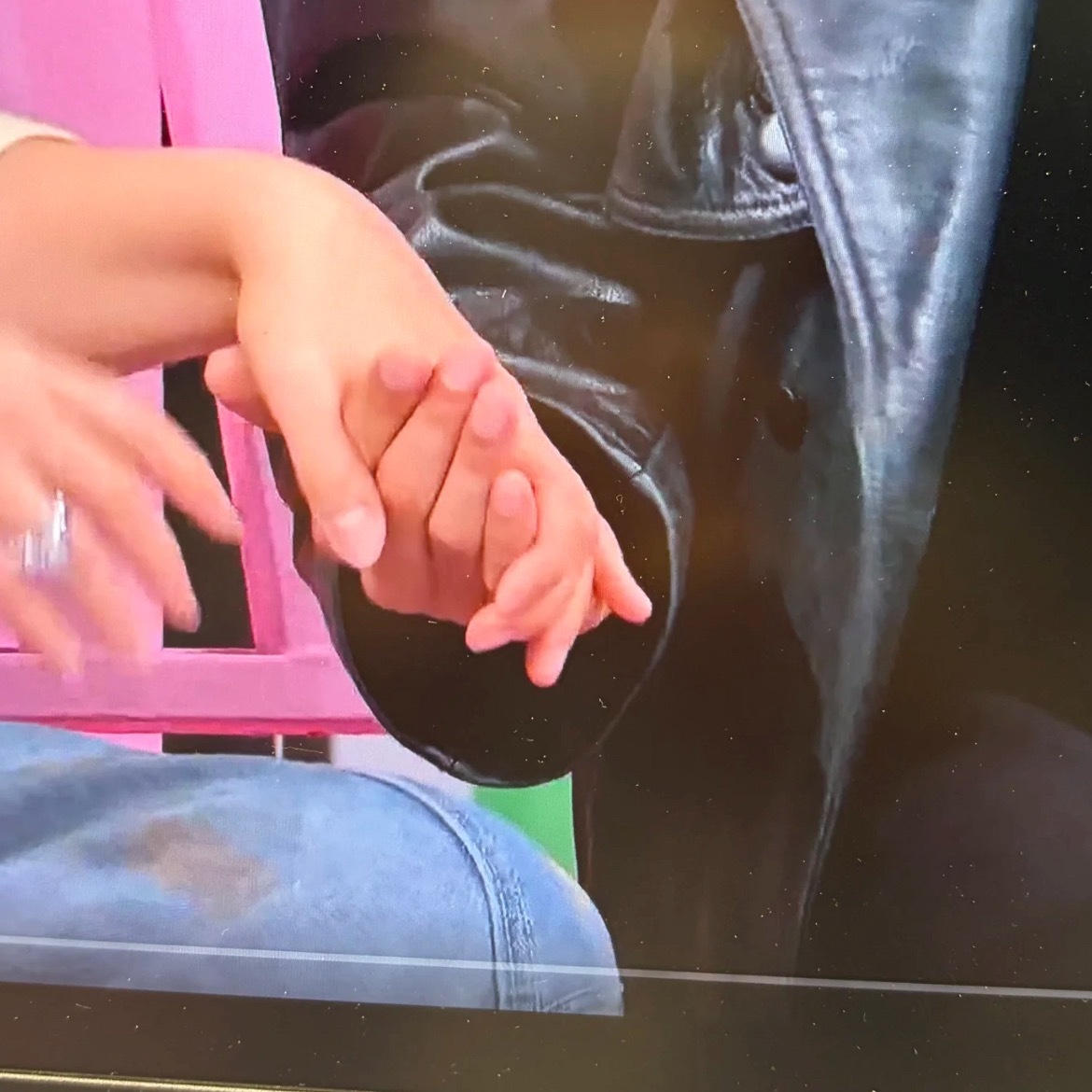 swl你手指头这么僵硬呢嗯？？？牵李雪琴手特别僵硬一动不敢动哈哈哈哈我笑死了回顾