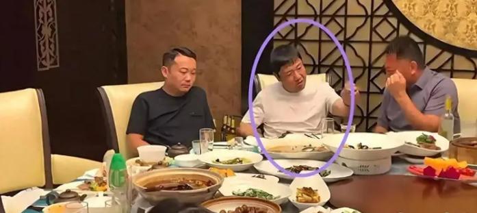 贾冰估计现在最后悔为什么要去吃那顿饭。8月3日成都那家川菜馆，一个密闭包厢，