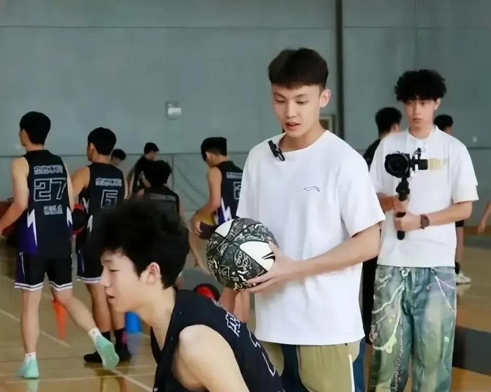 徐杰不理谣言，现身广州篮球训练营徐杰昨天现身广州，来到了自己的篮球特训营，位于