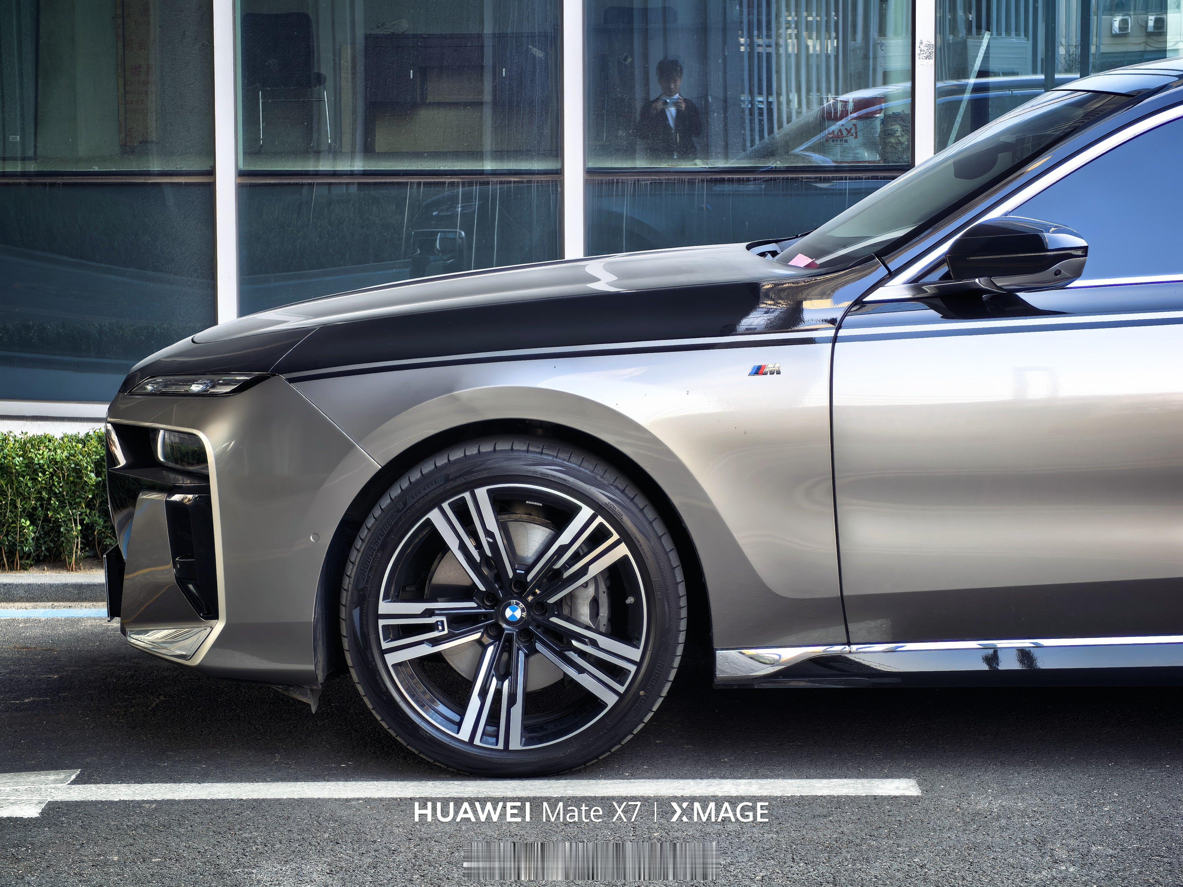 宝马7系的气场真足啊！就是不知道开上去怎么样车主看到的话，可以让小梦体验一下么