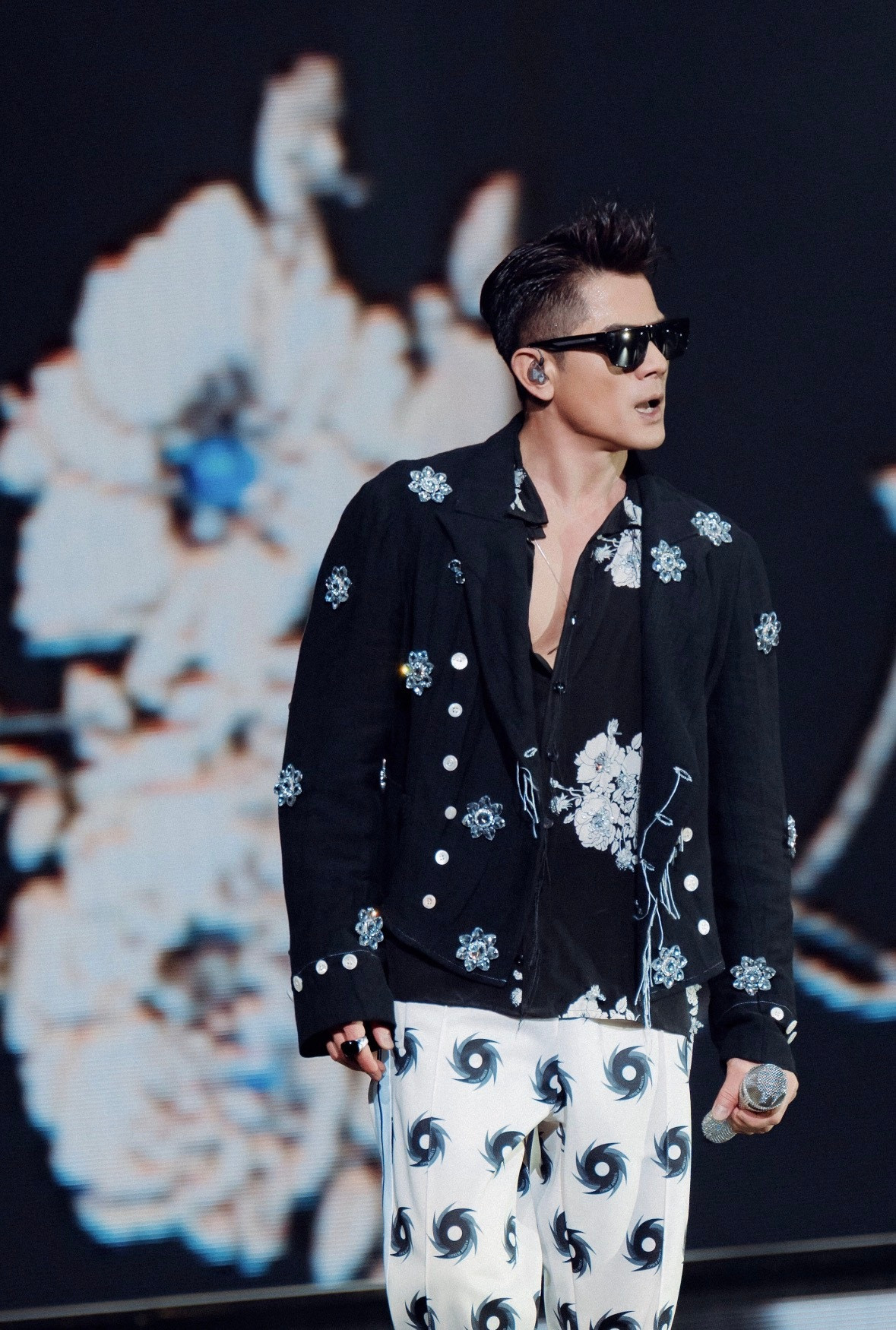 郭富城1965年，岳父1967年天王三岁上幼儿园，他老丈人刚来到世界辈分直接绕晕