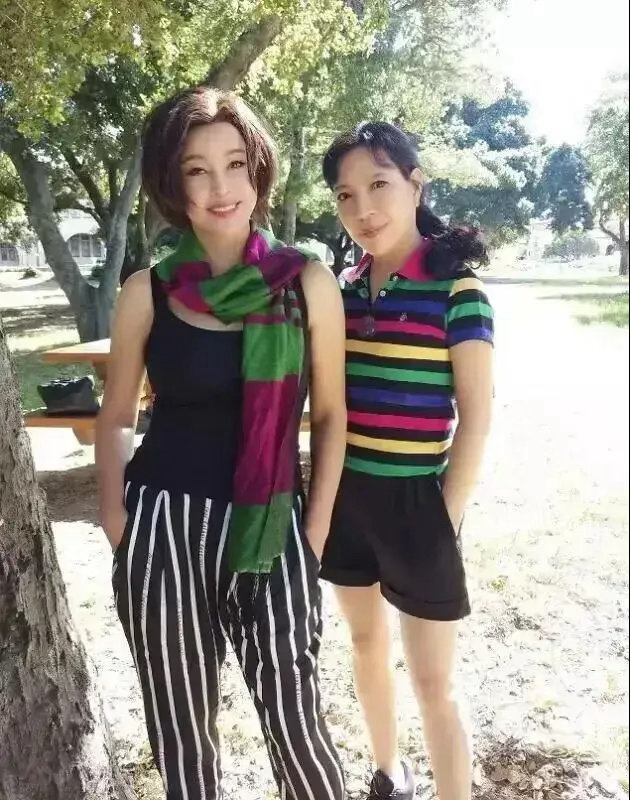 73岁刘晓庆和68岁妹妹出游！妹妹已老成奶奶了，她扎麻花辫打扮时髦像少女