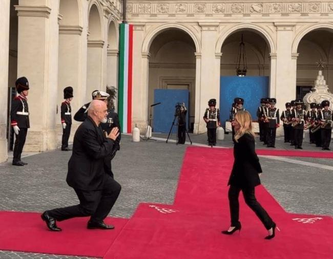 一张欧洲领导人访问的照片引发争议身高快两米的阿尔巴尼亚总理，单膝跪地迎接一米五