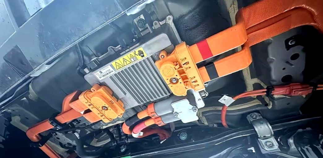 比亚迪上周把二代刀片电池和兆瓦闪充二点零扔上台面,台下第一排不是媒体先动笔而是友