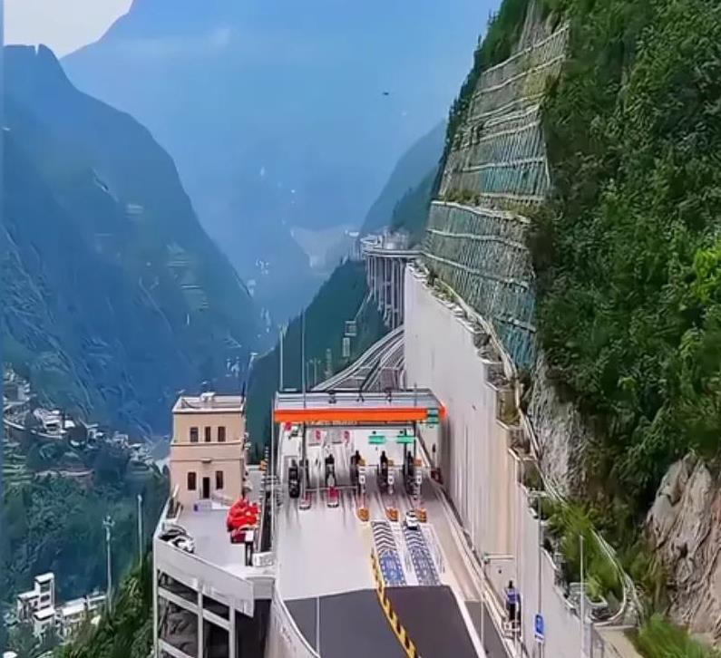 这个收费站风景是挺好，旁边那房子是不是休息房，这房子这结构，我不太敢住！
