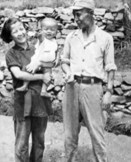 1972年，刘沙终于拿到了探视许可，能去见被关押了快五年的丈夫吕正操。见面的时，