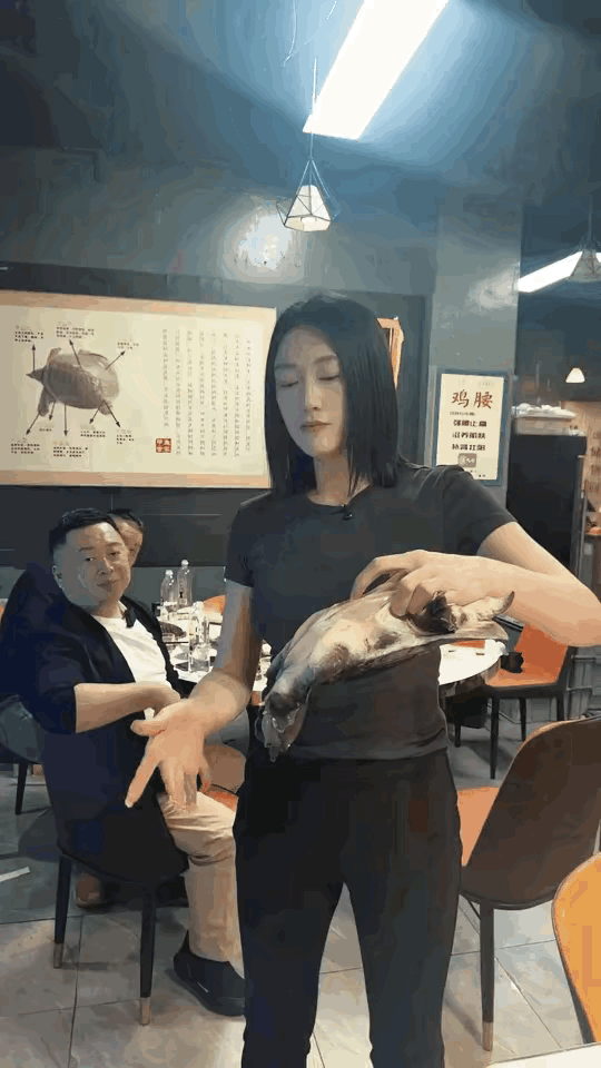 美女下手太狠了，咔嚓一声乌龟脖子应声掰断，吓得后面大哥虎躯一震！乌龟搞笑名场面