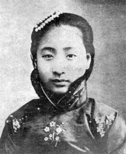 1949年，一名“懒婆娘”下嫁给锅炉工，她每天啥也不干，只喝酒、闲逛和听戏，直到