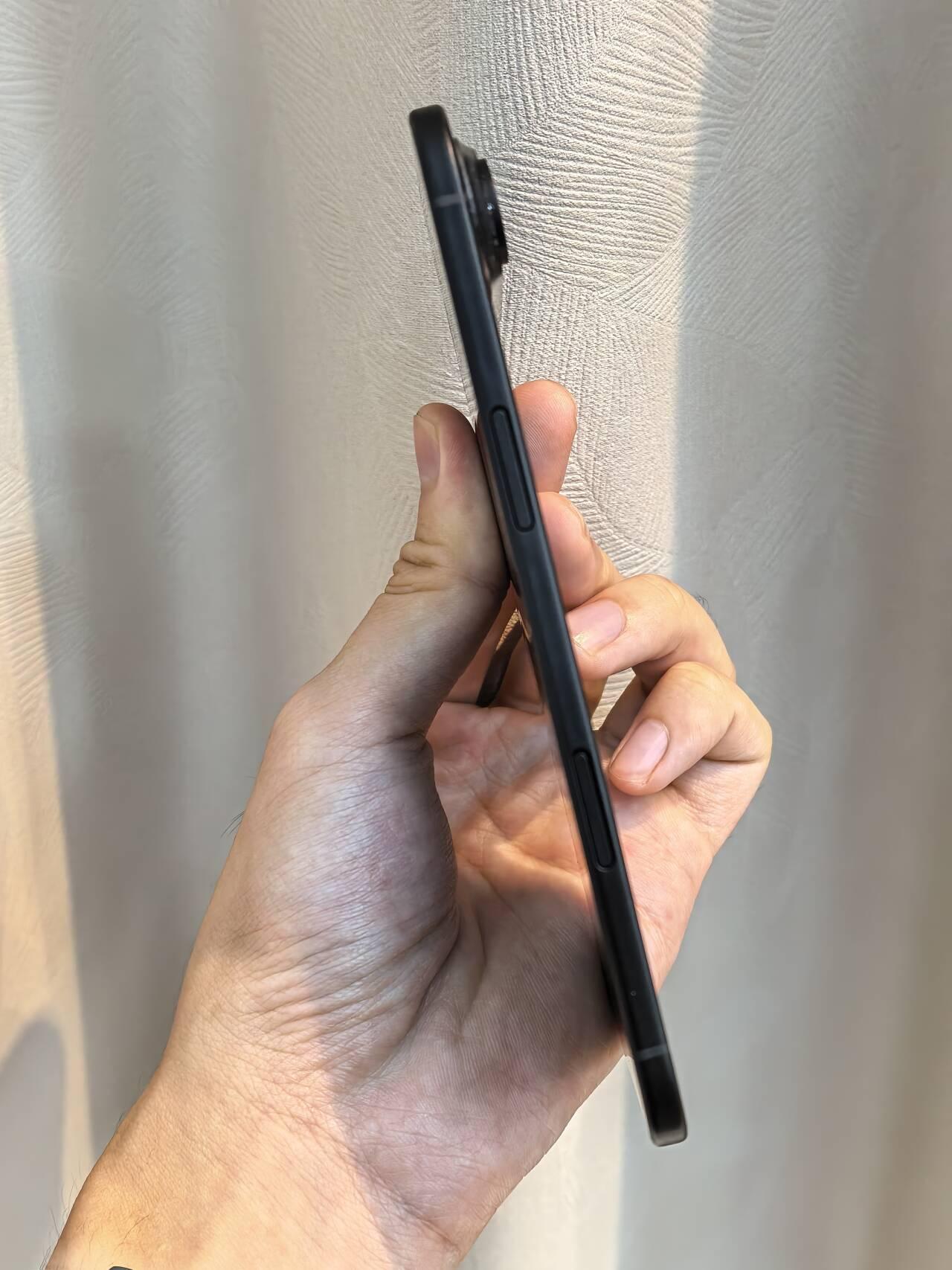 我感觉我单手就能把苹果掰成两半！iPhone17Air是不是有点过份轻薄了