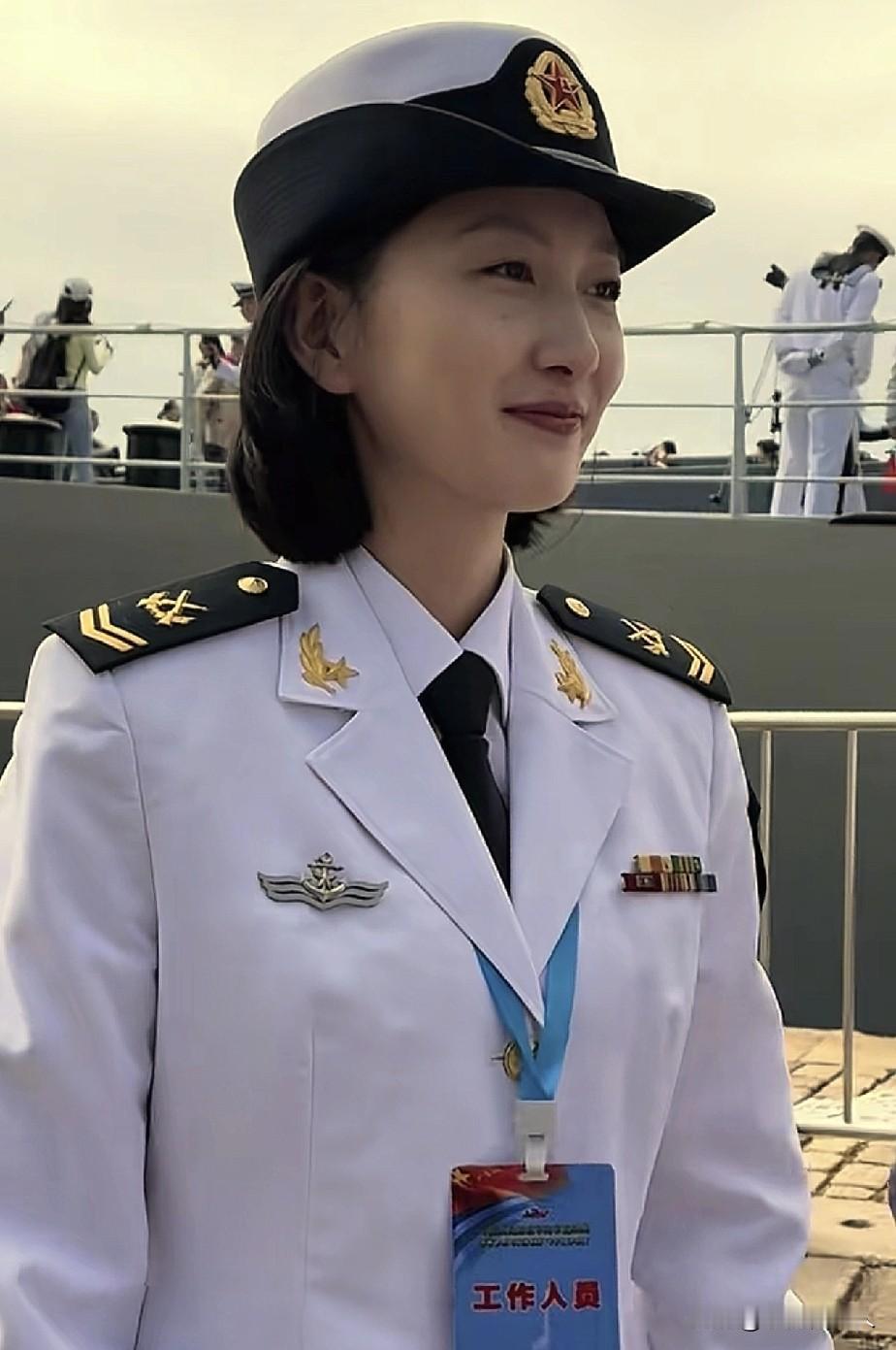 人怎么可以这么火！去年在“芜湖舰”上火出圈的海军小姐姐王茂茂，今年舰艇开放日