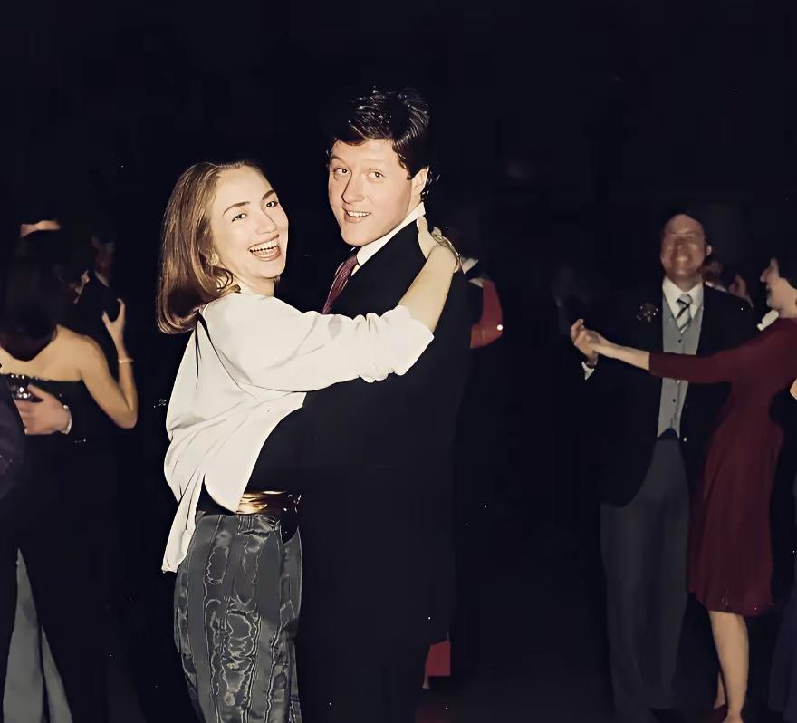 当爱“变质”后，希拉里的造型，那是来了个“颠覆”！与克林顿甜蜜的那段时间，希拉