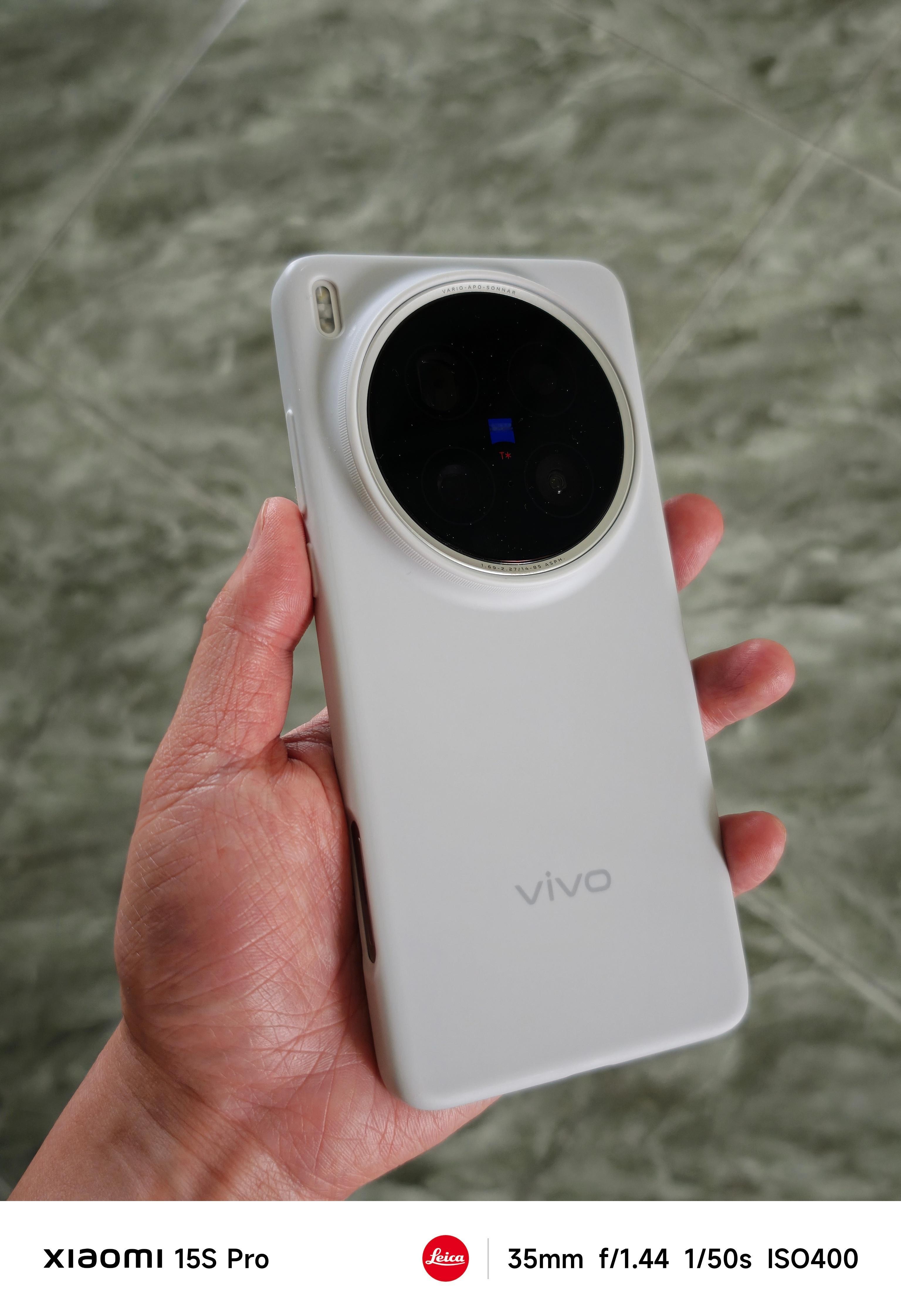 矛盾出现了……vivoX200Ultra最牛逼的超大杯（不接受反驳）。Xia