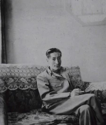1960年，上海监狱里，一个脸色紫黑、身形极其消瘦的老人蜷缩成一团等待出狱。谁也