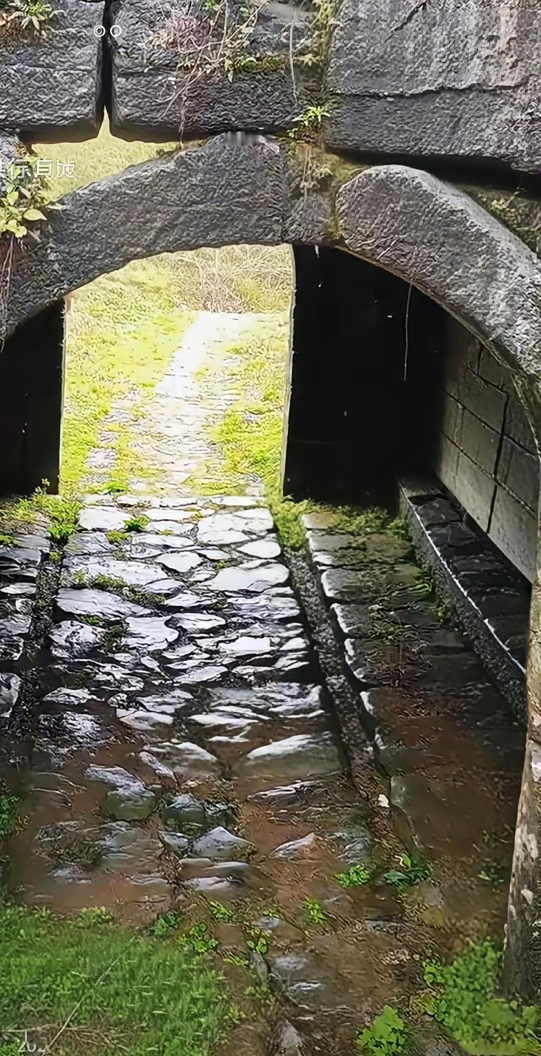 你见过两千多年前的高速公路吗？这就是西京古道，两边还有车马同轨，至今都保存完整！