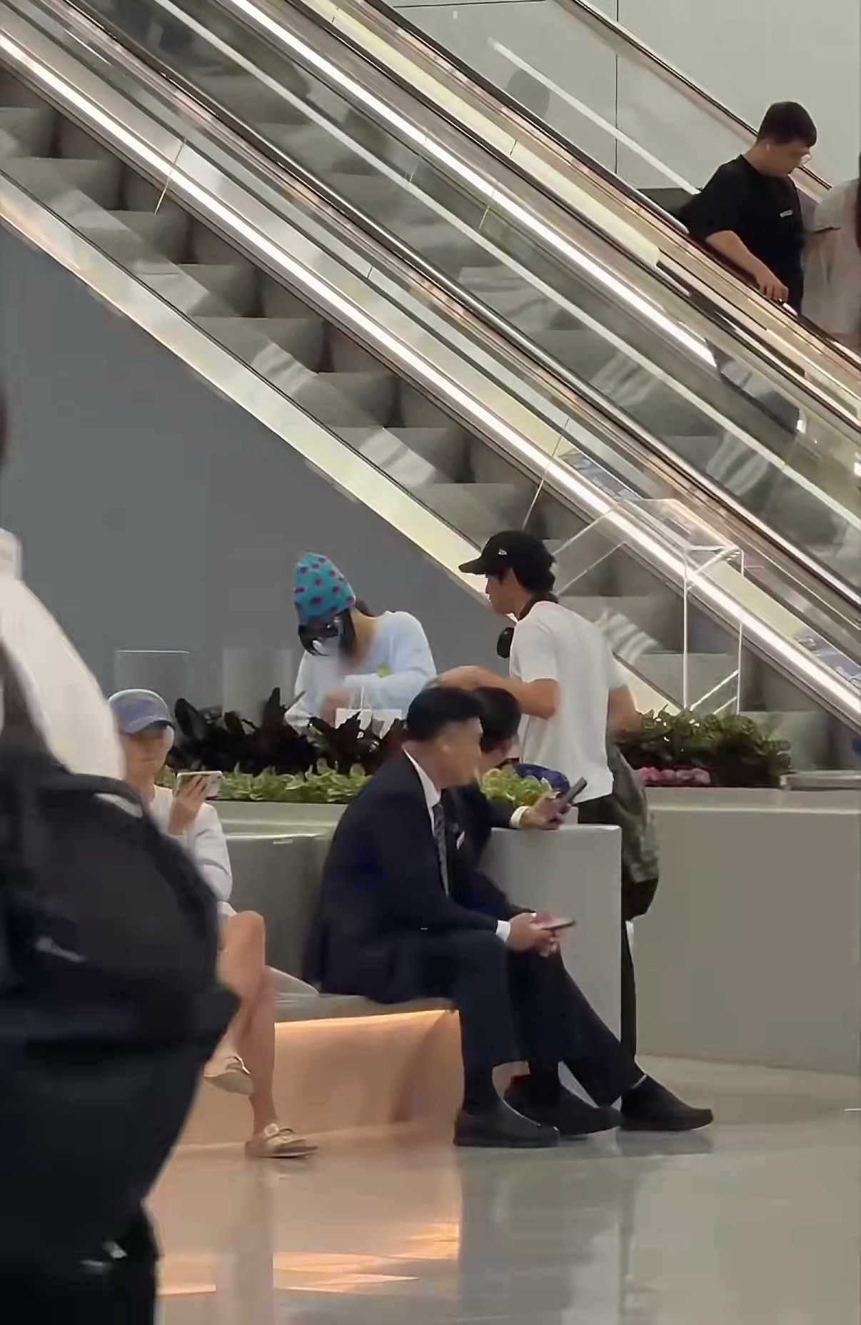 张柏芝真的把大儿子教得很好19岁的Lucas在机场自然接过妈妈所有行李，谢贤病重